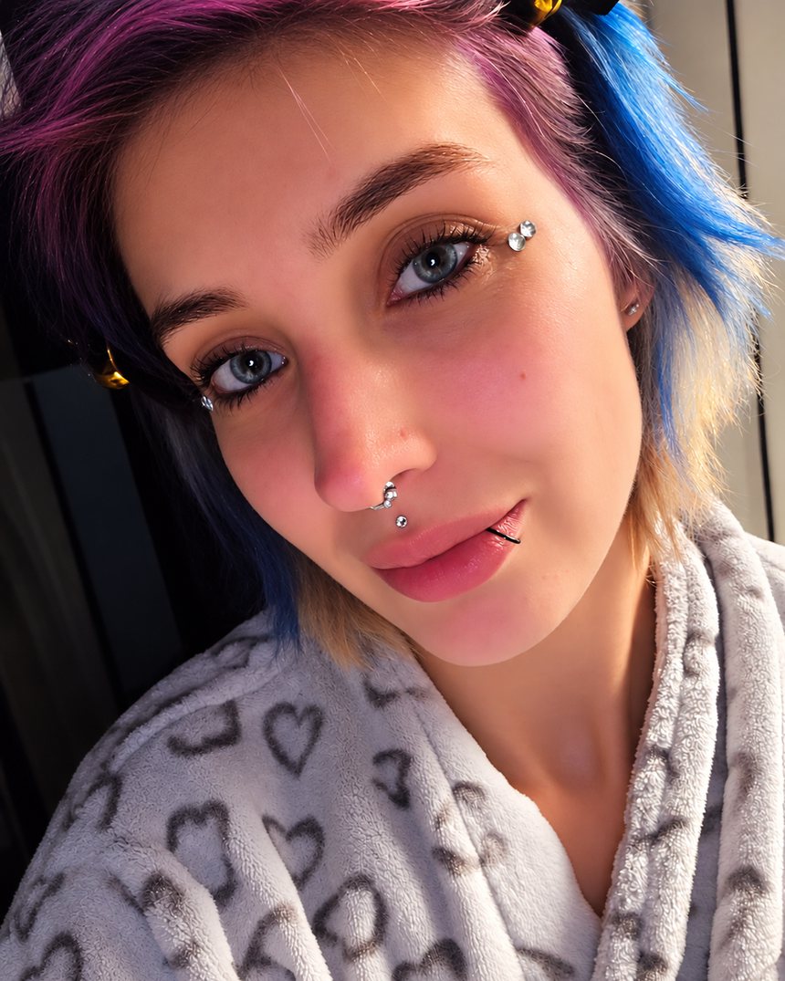 Porträt von Amy mit bunten Haaren im flauschigen Bademantel